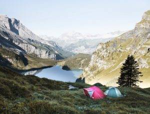 Un camping sauvage en pleine nature.
